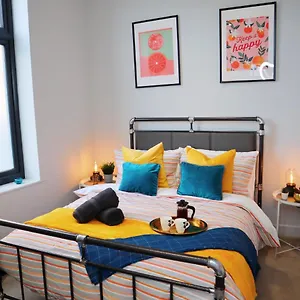 Apartment Urban Chic: Trendy 2-bedroom With Smart Amenities