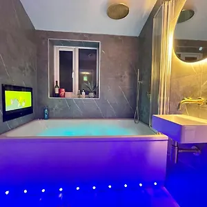 Apartment Coastline Retreats: Beachside Luxury With Jet Bath & Entertainment